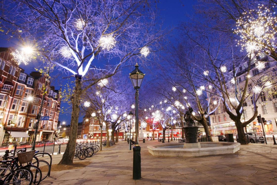'Christmas Lights Display on Sloane Square in Chelsea, London. The modern colorful Christmas lights attract and encourage people to the street.' - Λονδίνο