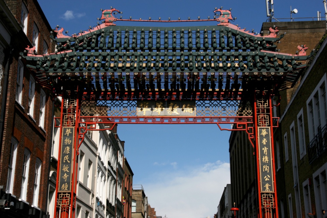 'Colorful Chinatown gate in London, United Kingdom. Famous landmark.' - Λονδίνο